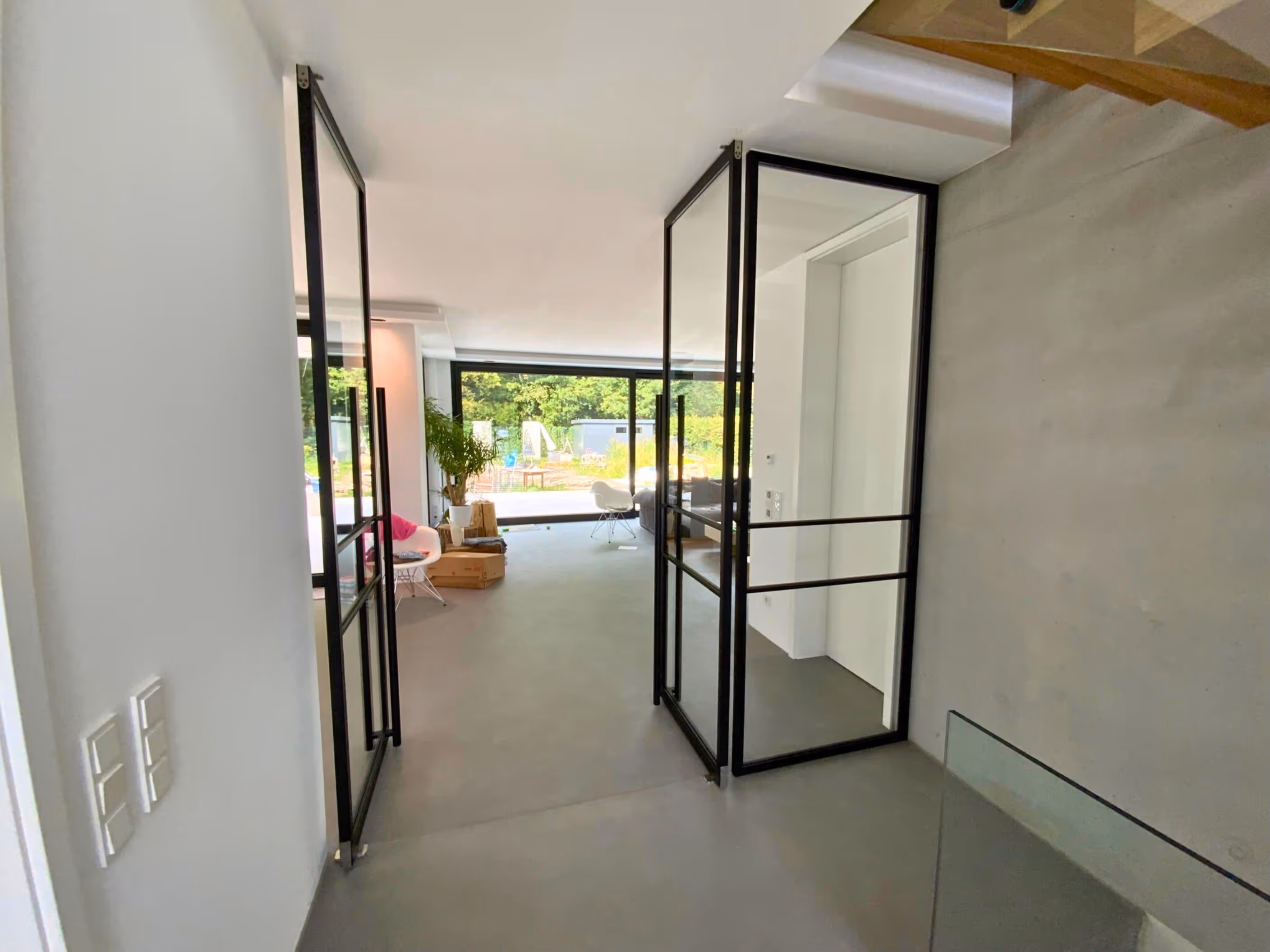 Schwarze Lofttür Flur