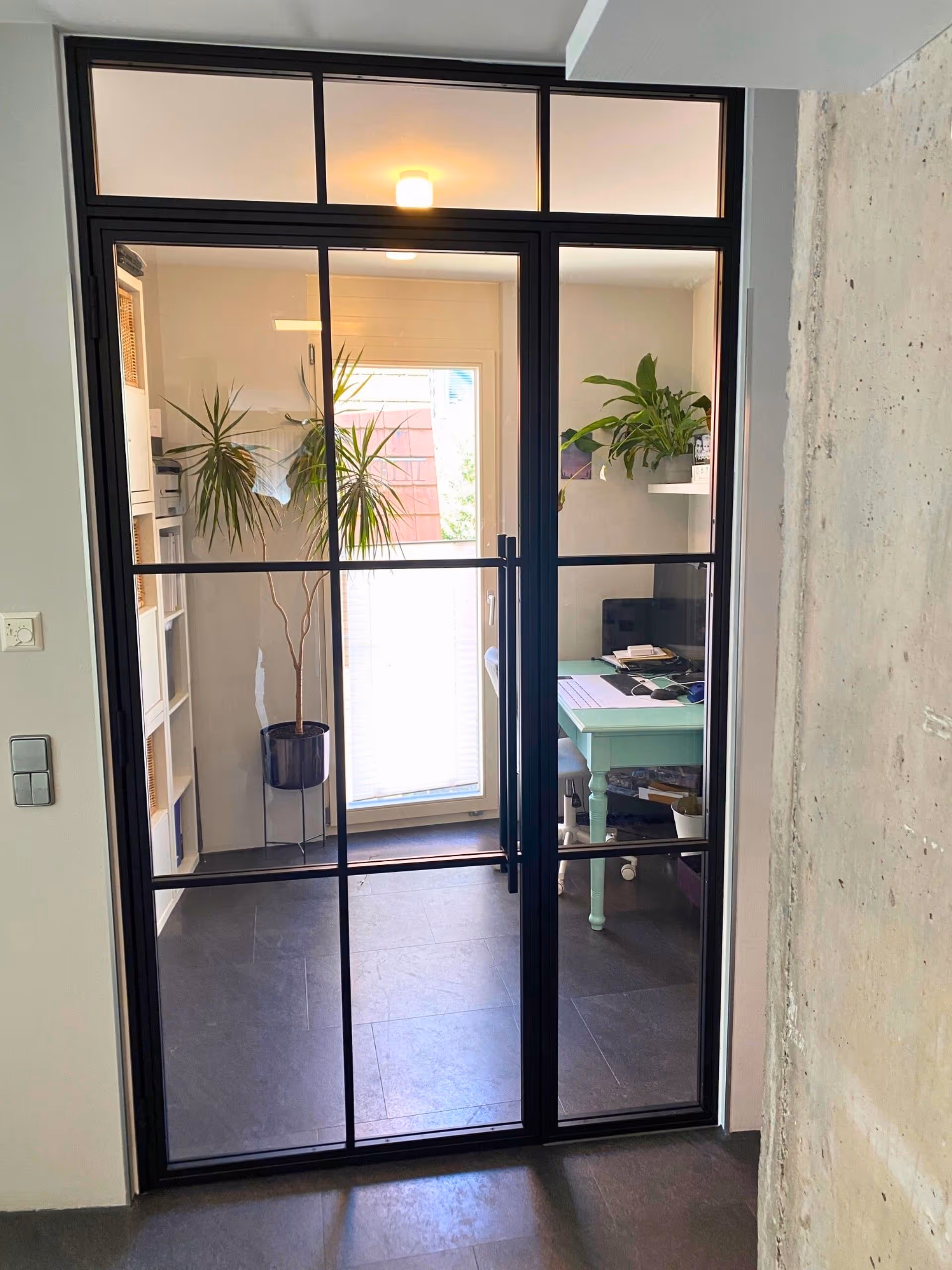 Schwarze Lofttür Flur