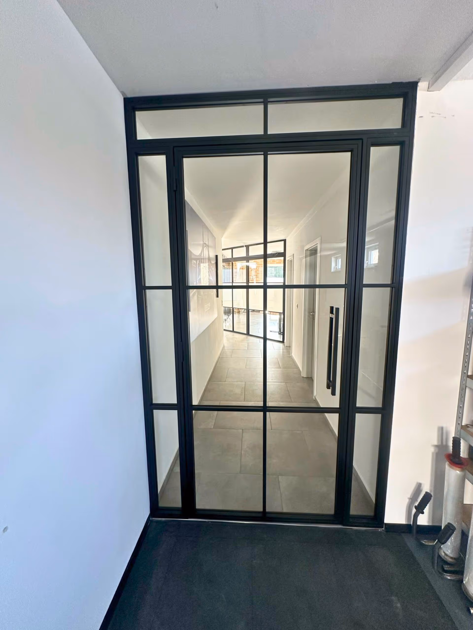 Schwarze Lofttür Flur