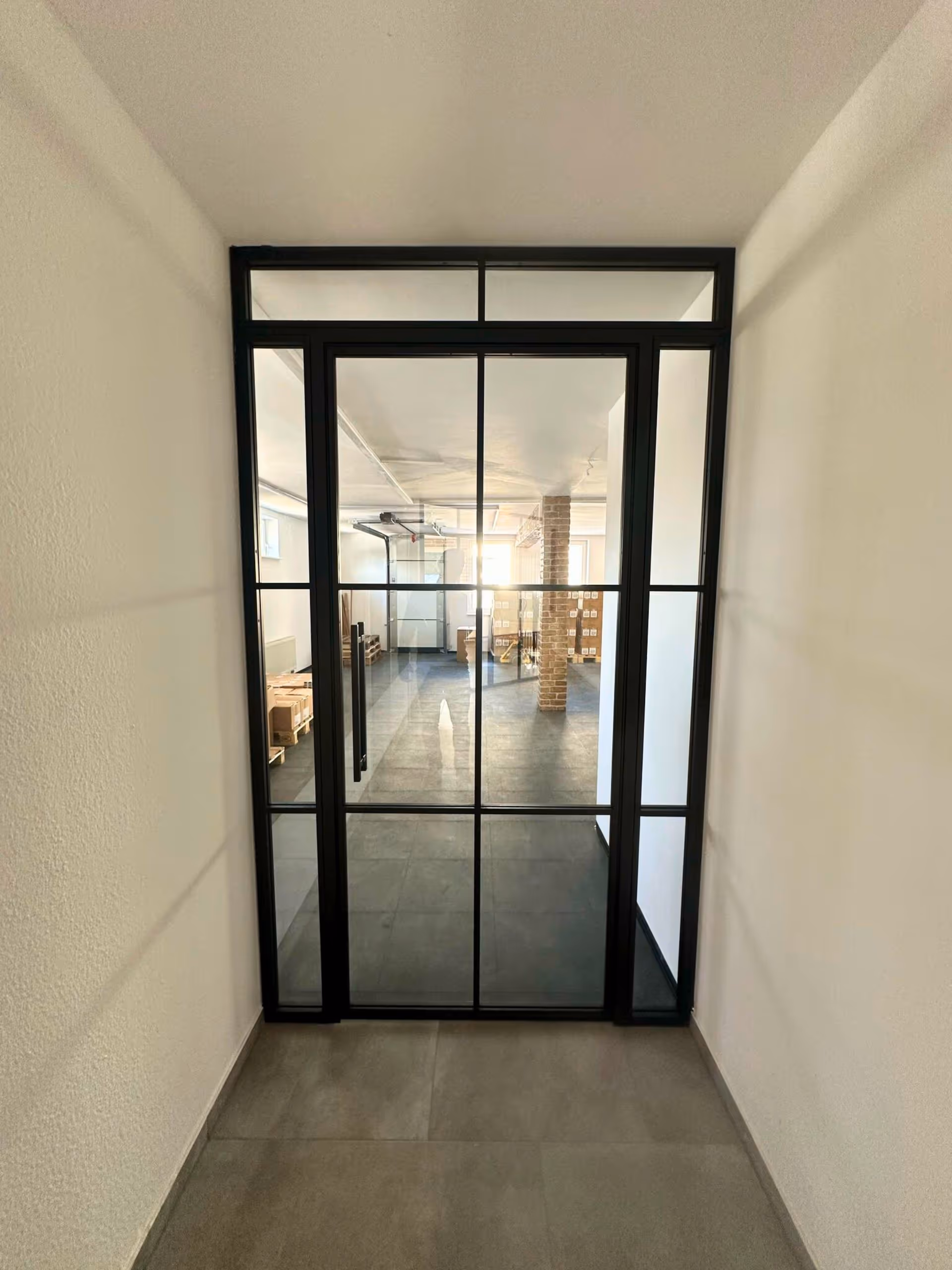 Schwarze Lofttür Flur