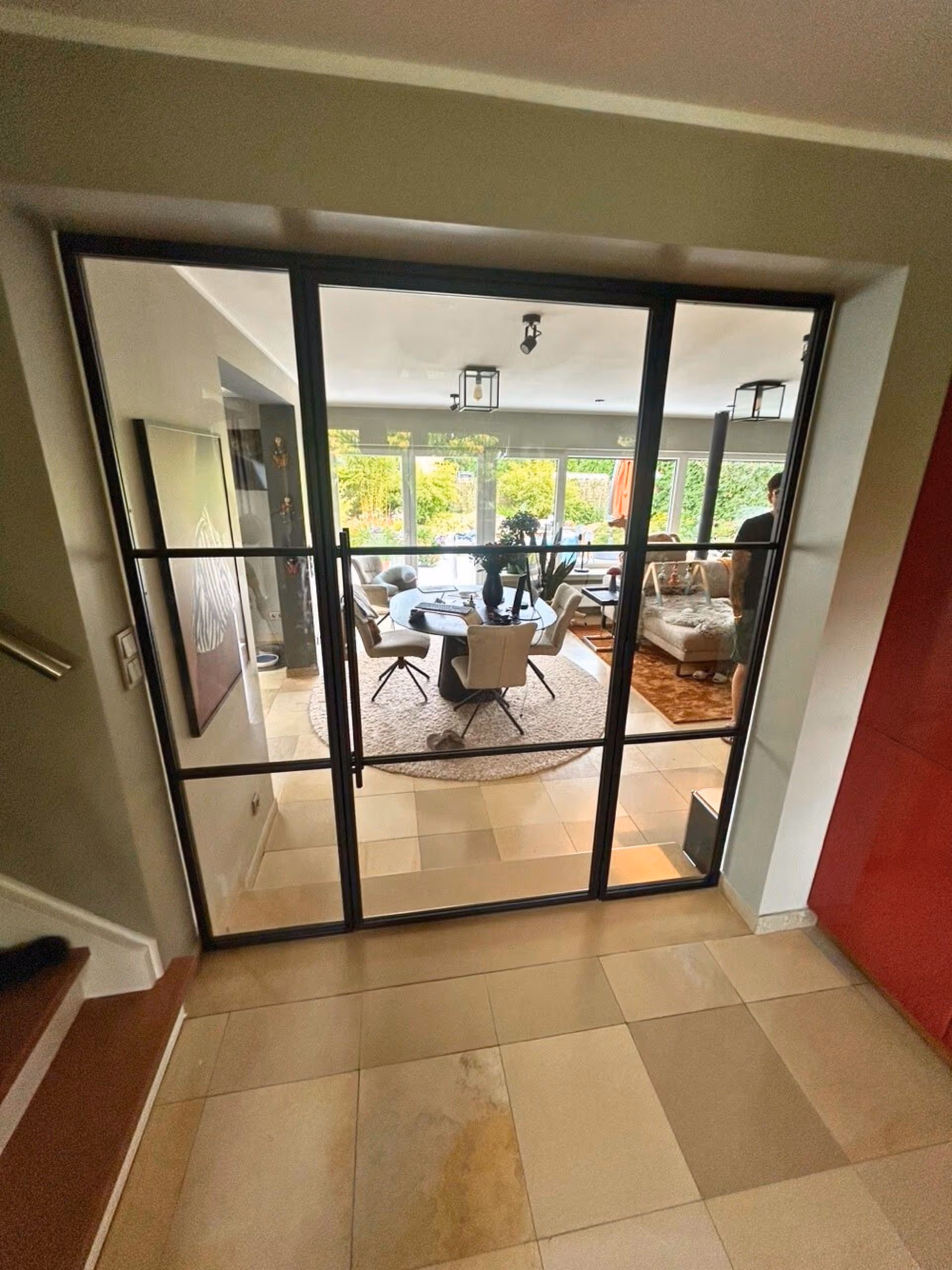 Schwarze Lofttür Flur