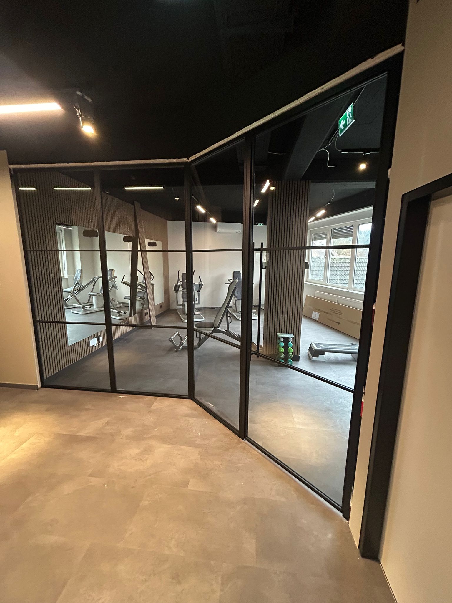 Schwarze Lofttür Flur