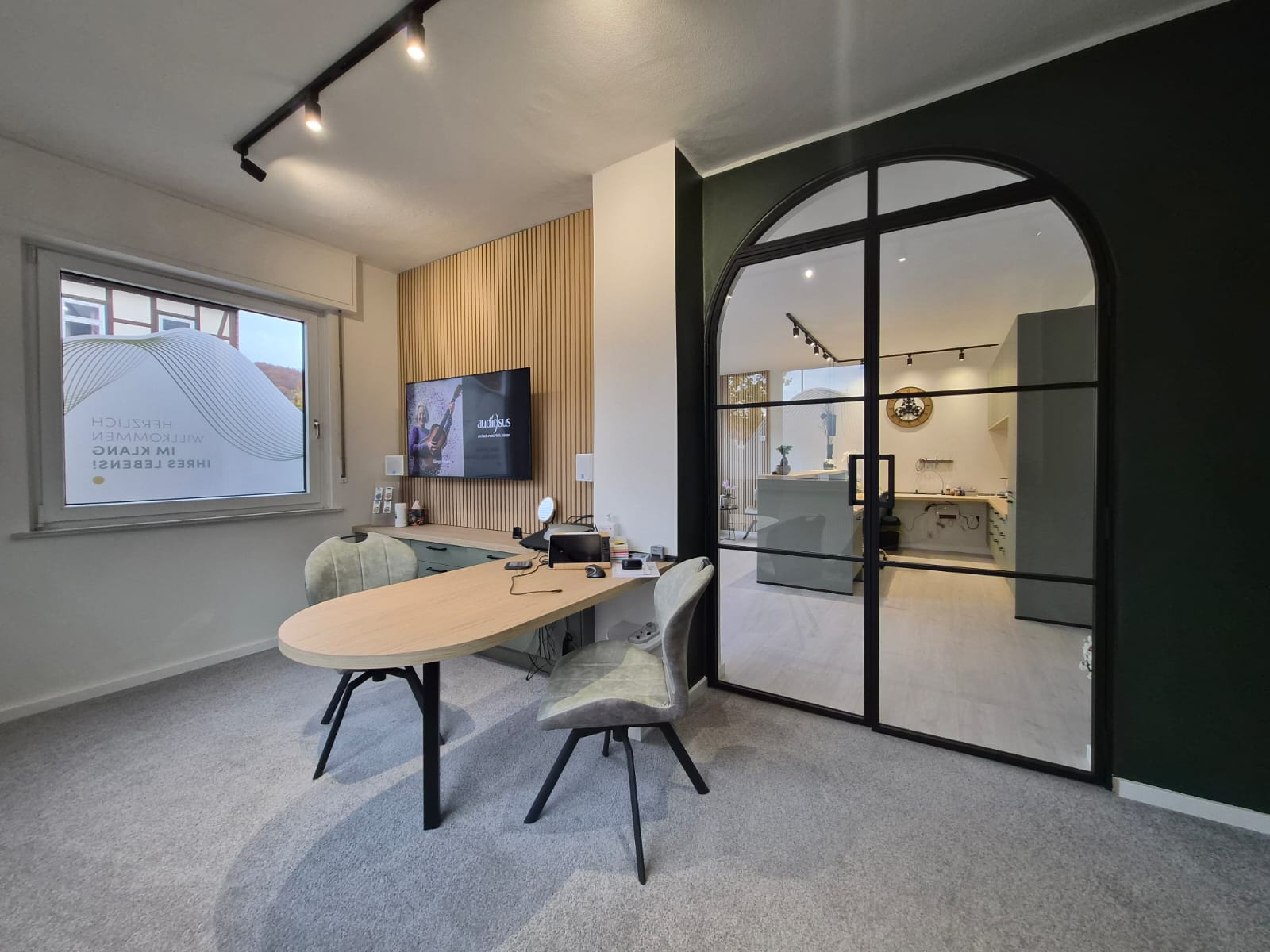 Zwei schwarze Lofttüren aus Stahl und Glas in einem hellen Büro
