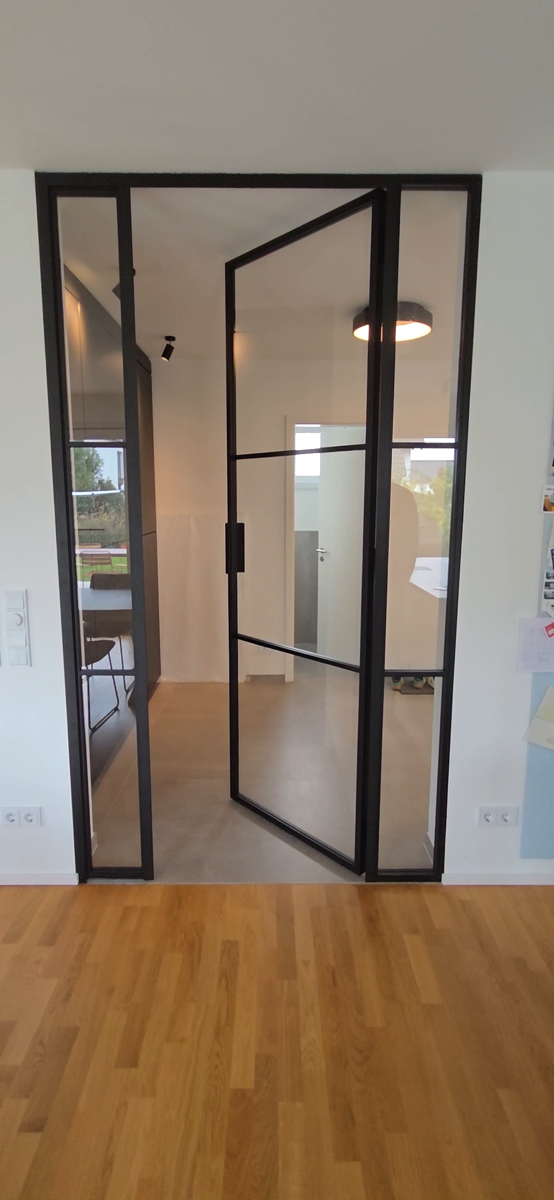 Schwarze Lofttür Flur