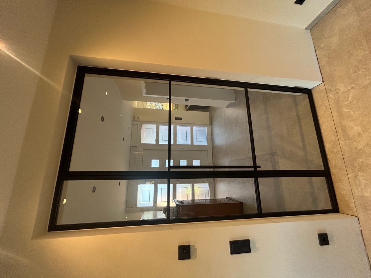 Schwarze Lofttür Flur