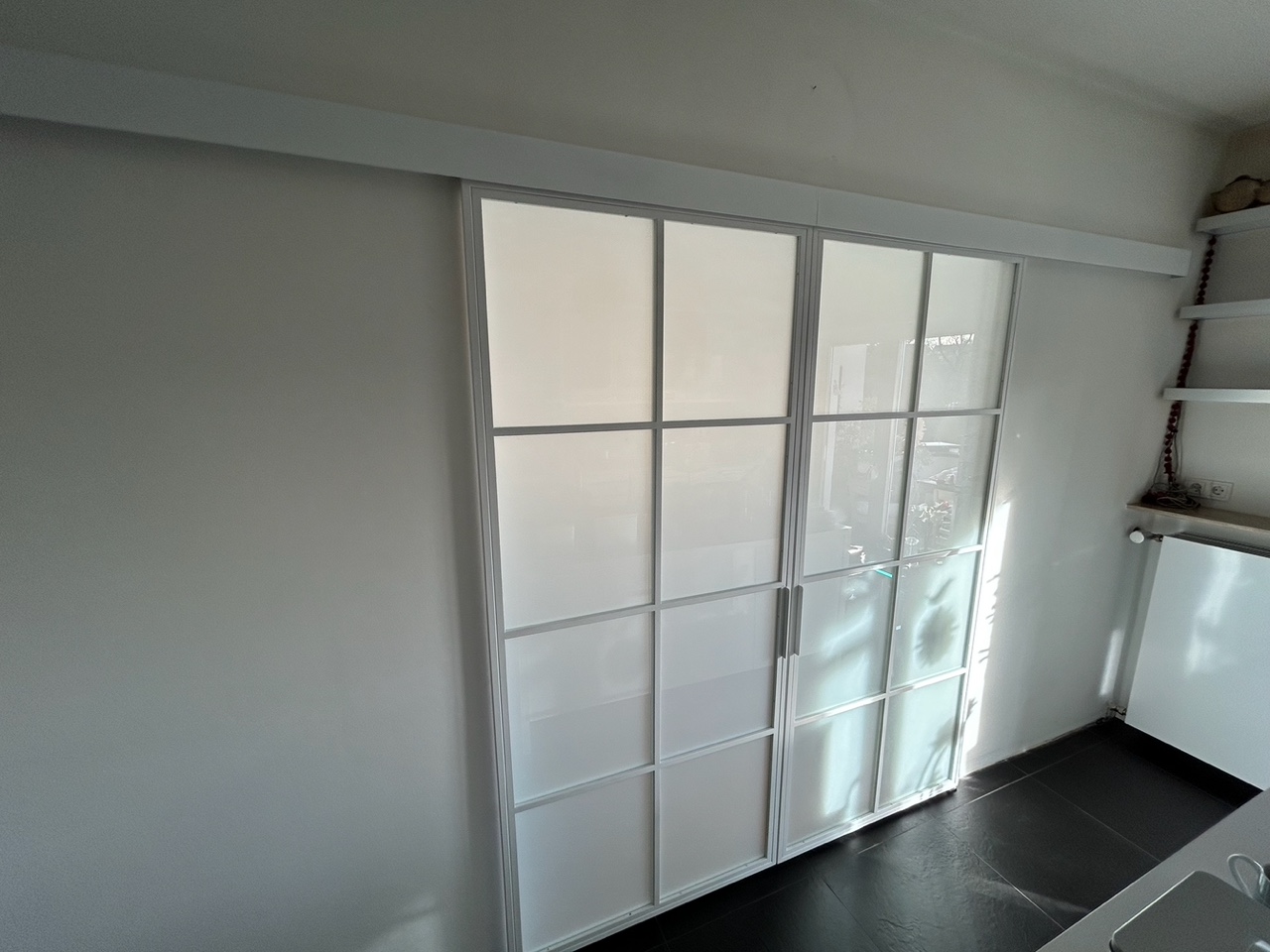 Schwarze Lofttür Flur