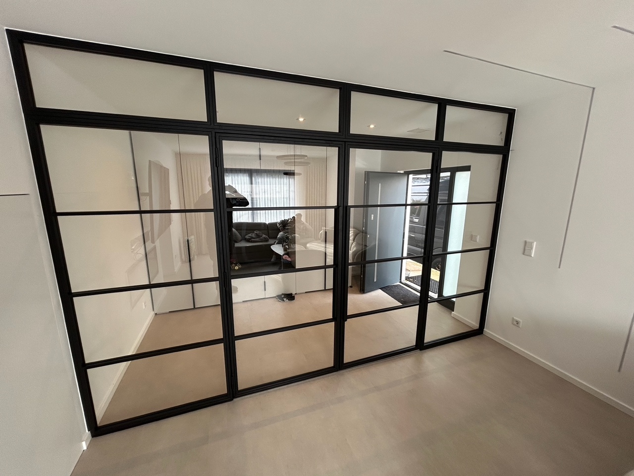 Schwarze Lofttür Flur