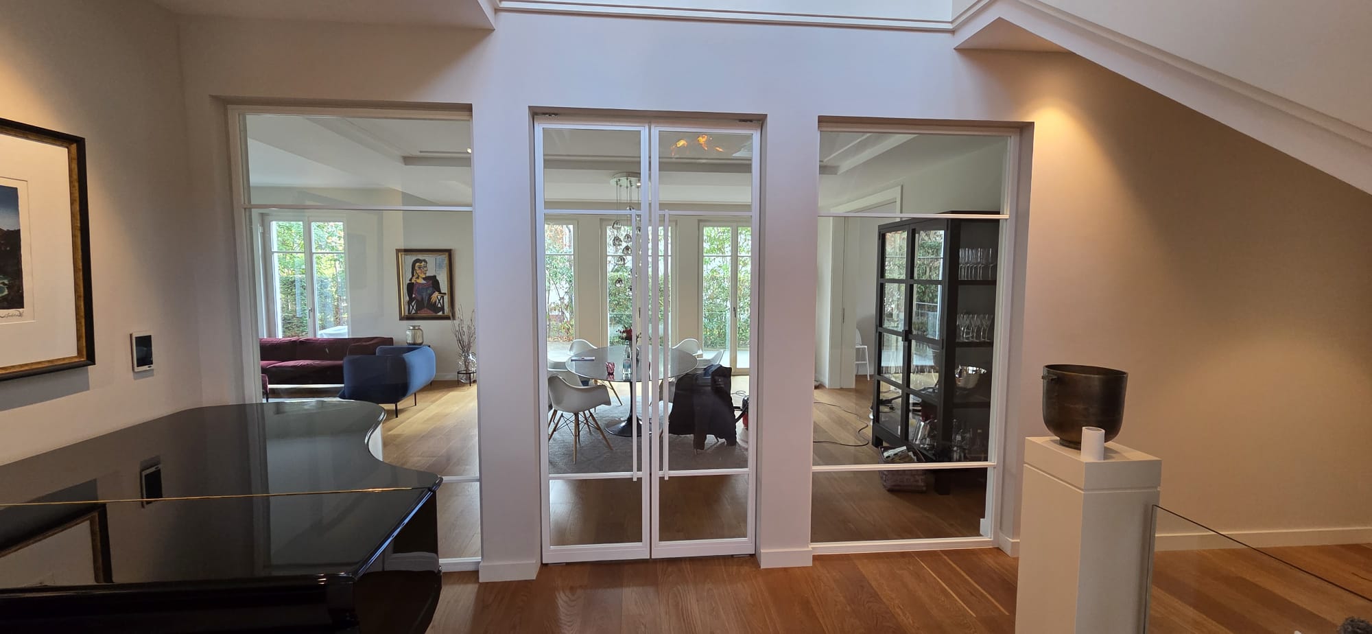 Schwarze Lofttür Flur