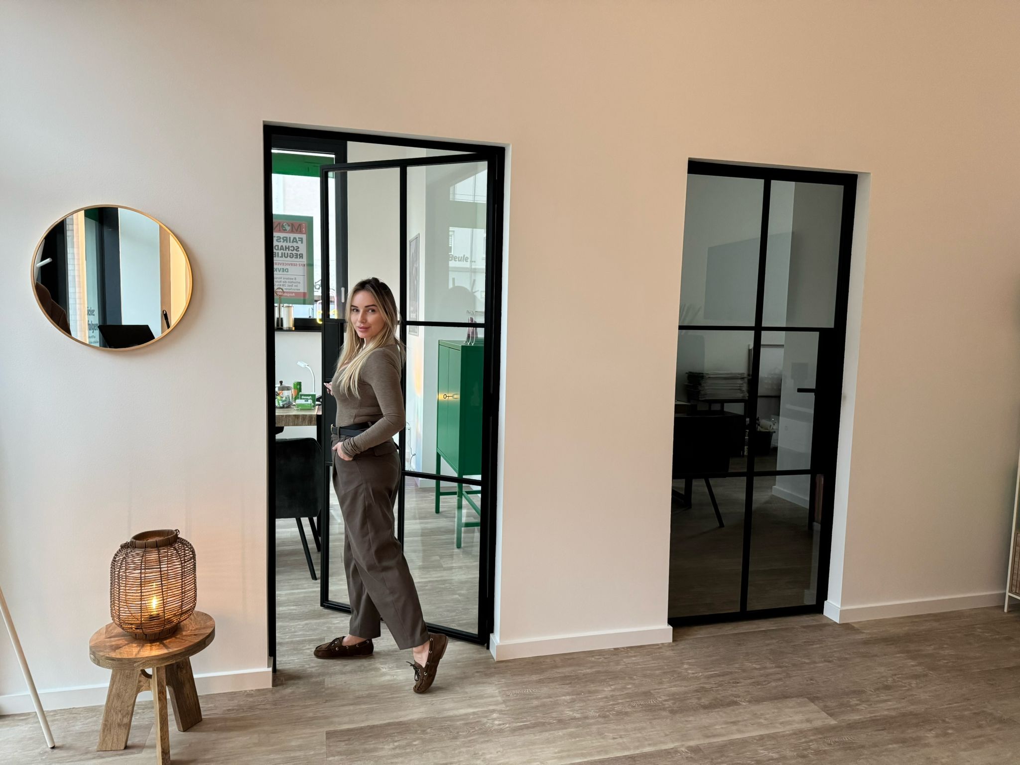 Schwarze Lofttür Flur