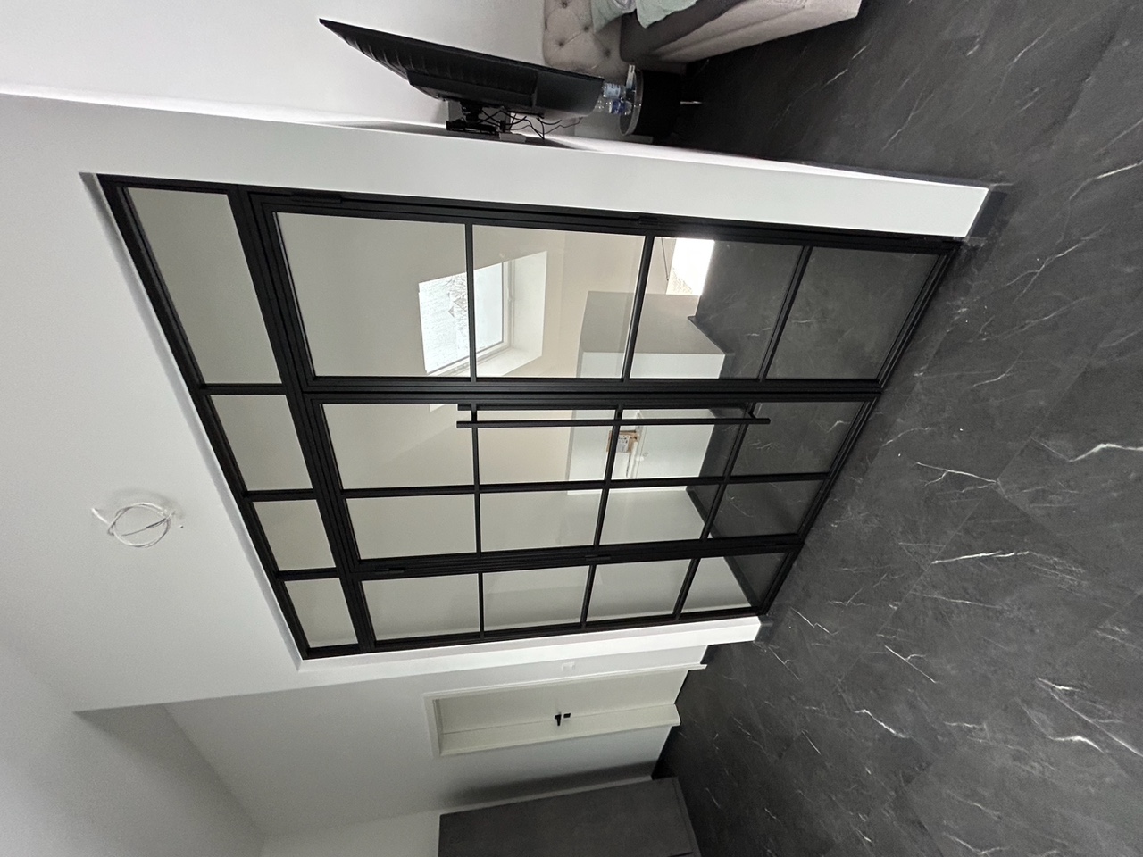 Schwarze Lofttür Flur