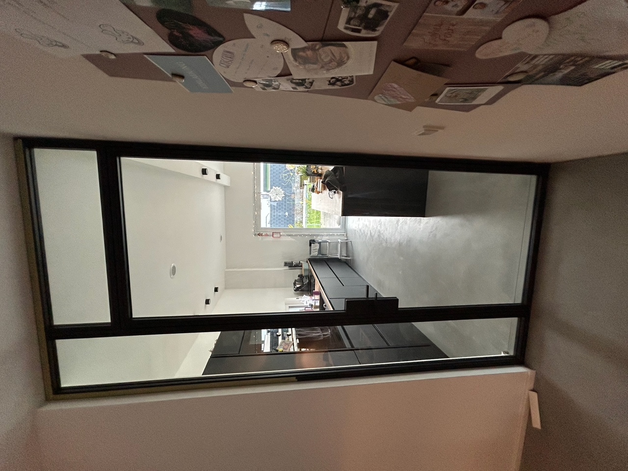 Schwarze Lofttür Flur