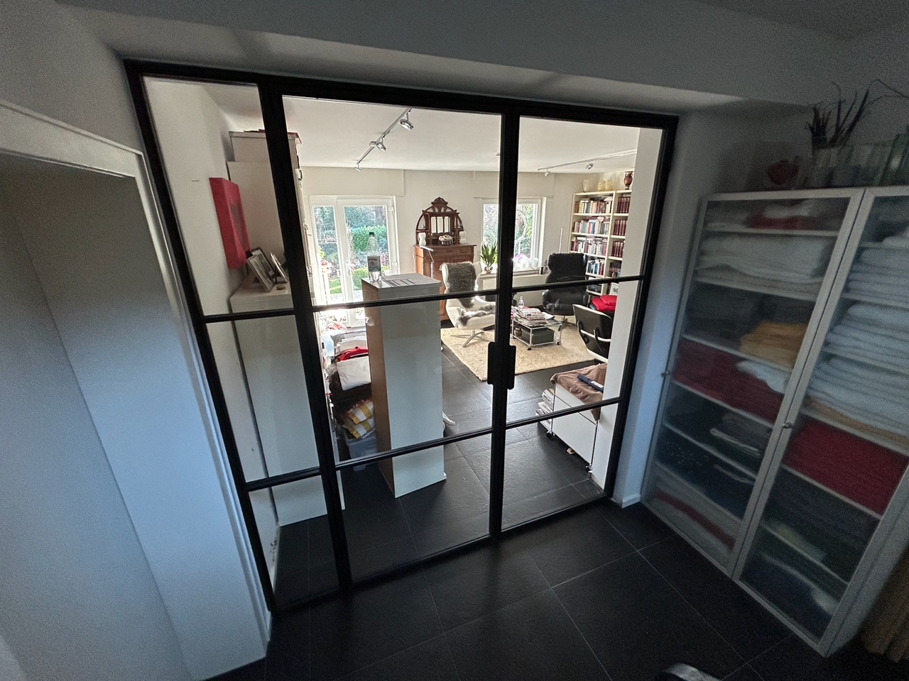 Schwarze Lofttür Flur