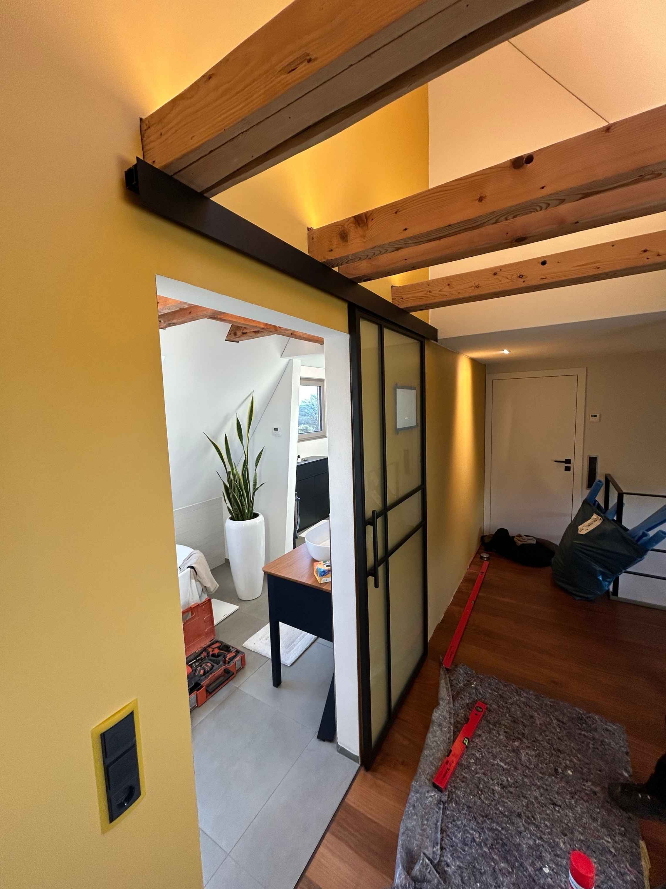 Schwarze Lofttür Flur