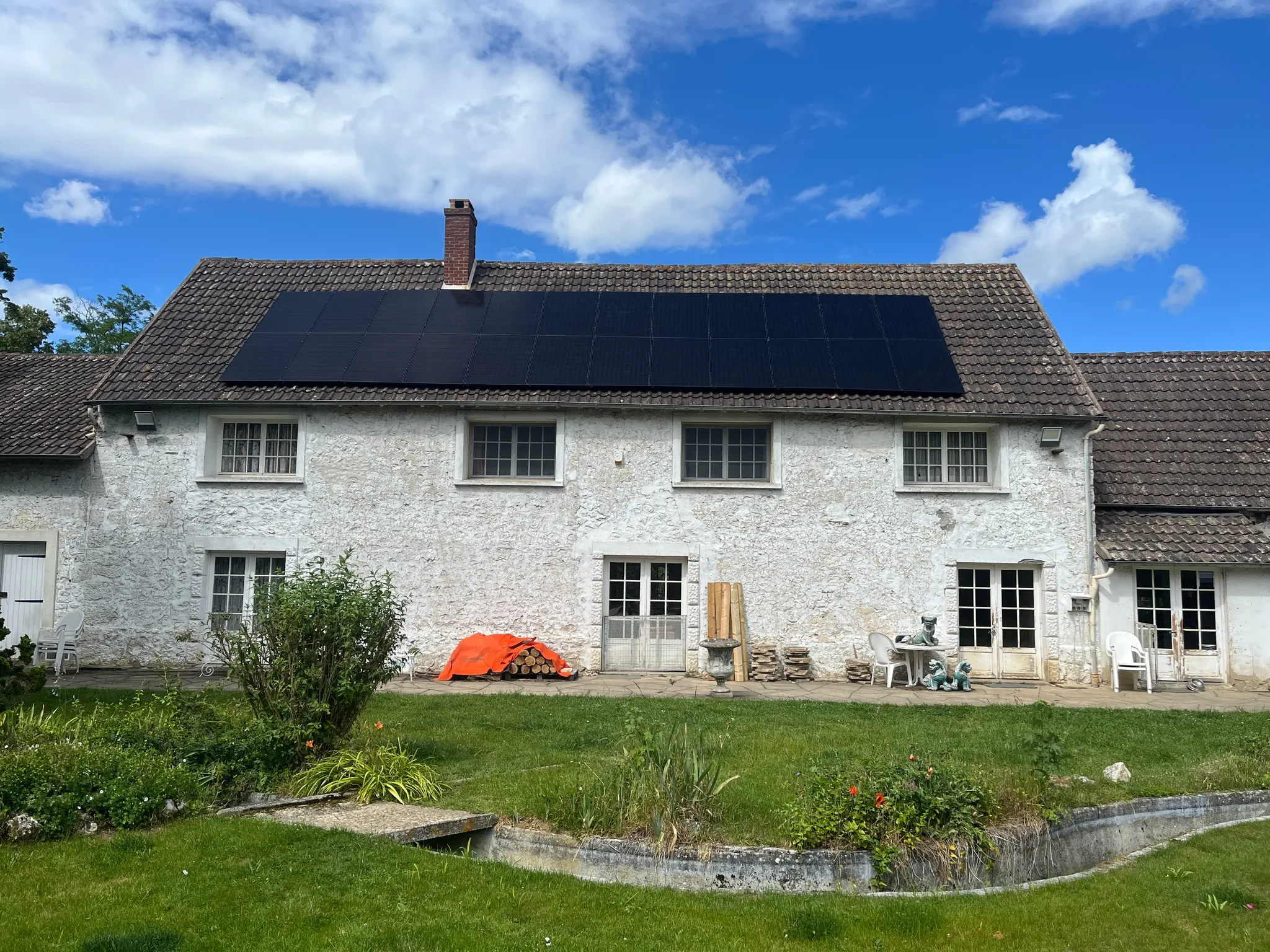 Installation photovoltaïque sur une maison dans l’Eure (27), vue depuis le jardin