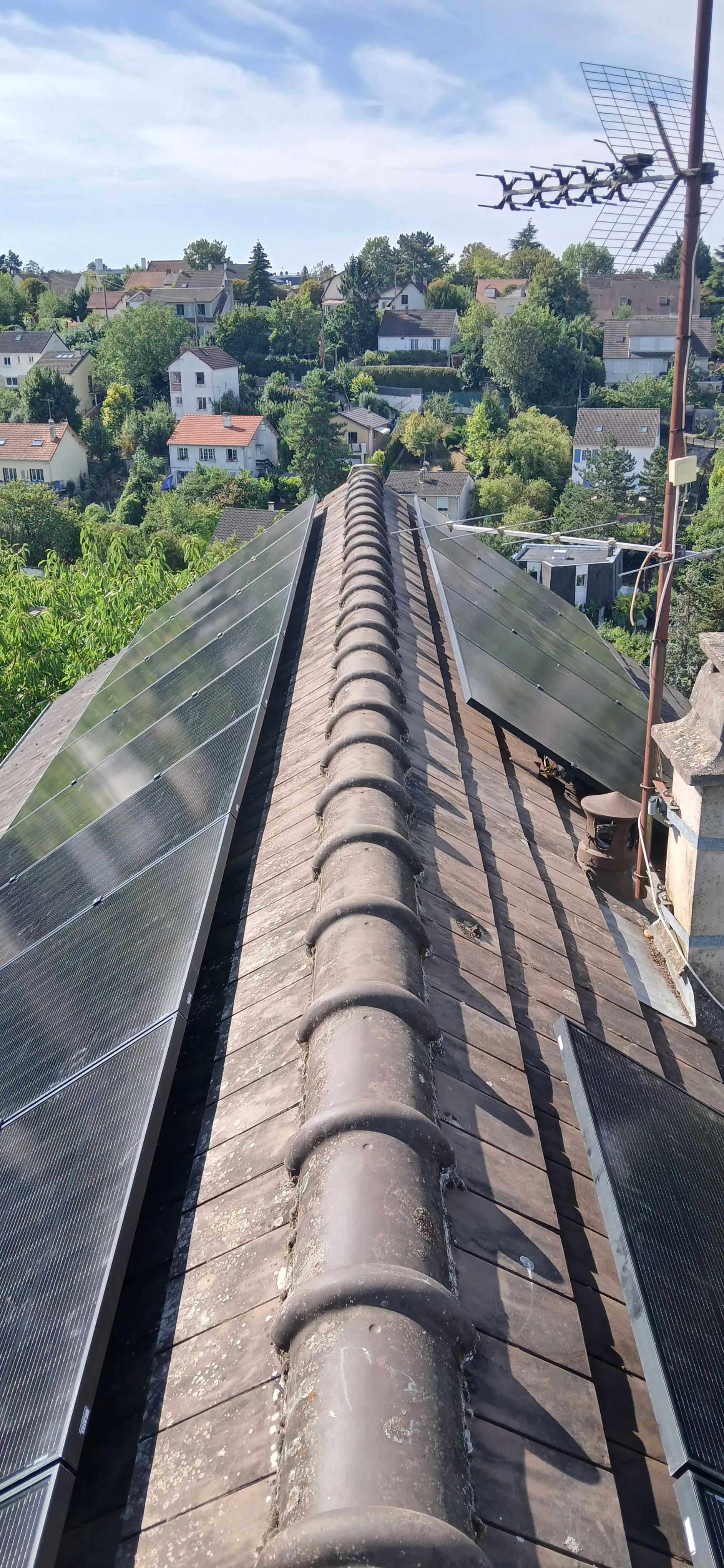 Modules photovoltaïques posés par Volt sur les deux pans d'une toiture en tuiles mécaniques à La Frette-sur-Seine (95)