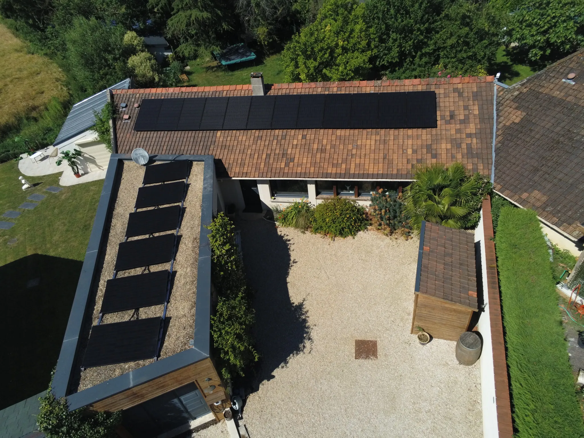 Modules photovoltaïques posés par Volt sur un toit-terrasse et une toiture en tuiles mécaniques à Briis-sous-Forges (91)