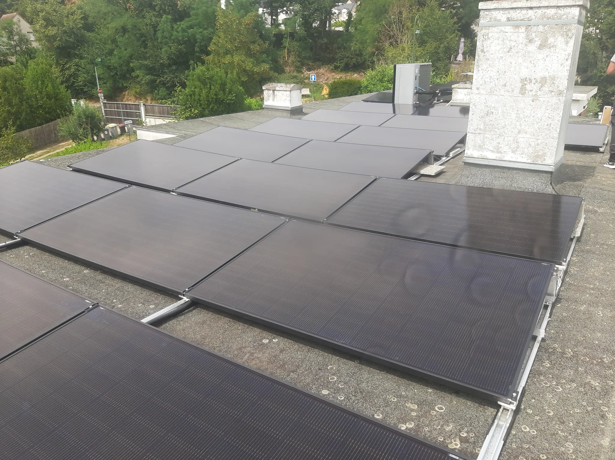 Modules photovoltaïques posés par Volt sur un toit-terrasse à Orgeval (78)