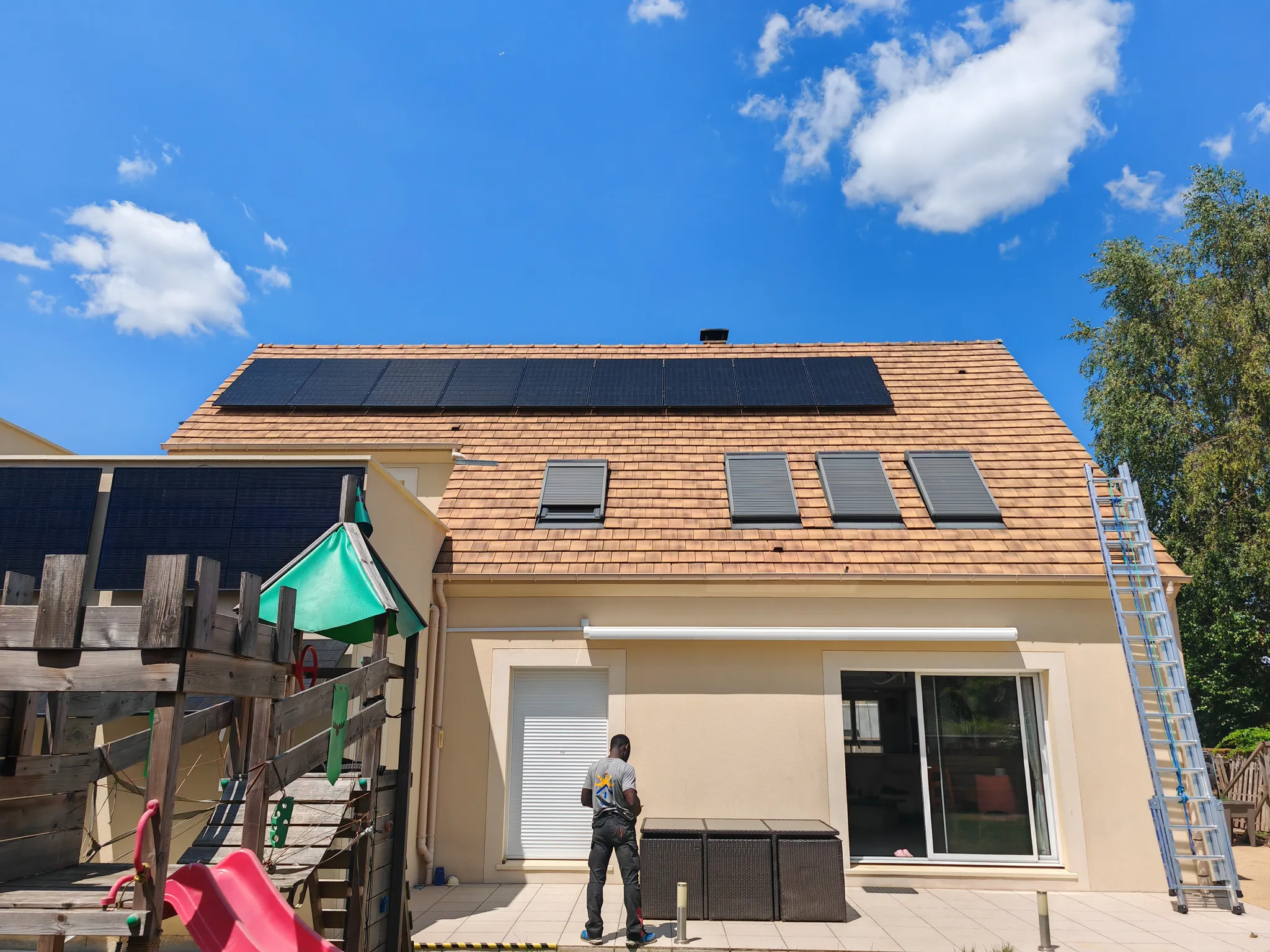 Modules photovoltaïques posés par Volt sur une toiture en tuiles mécaniques à Dourdan (91)