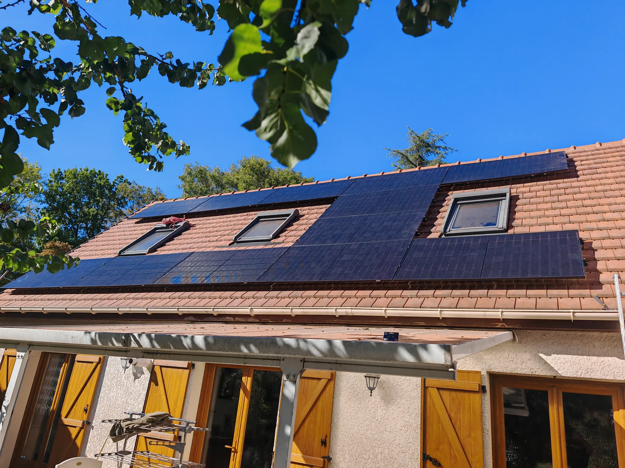 Panneaux photovoltaïques installés sur la toiture en tuiles à La Norville (91290)