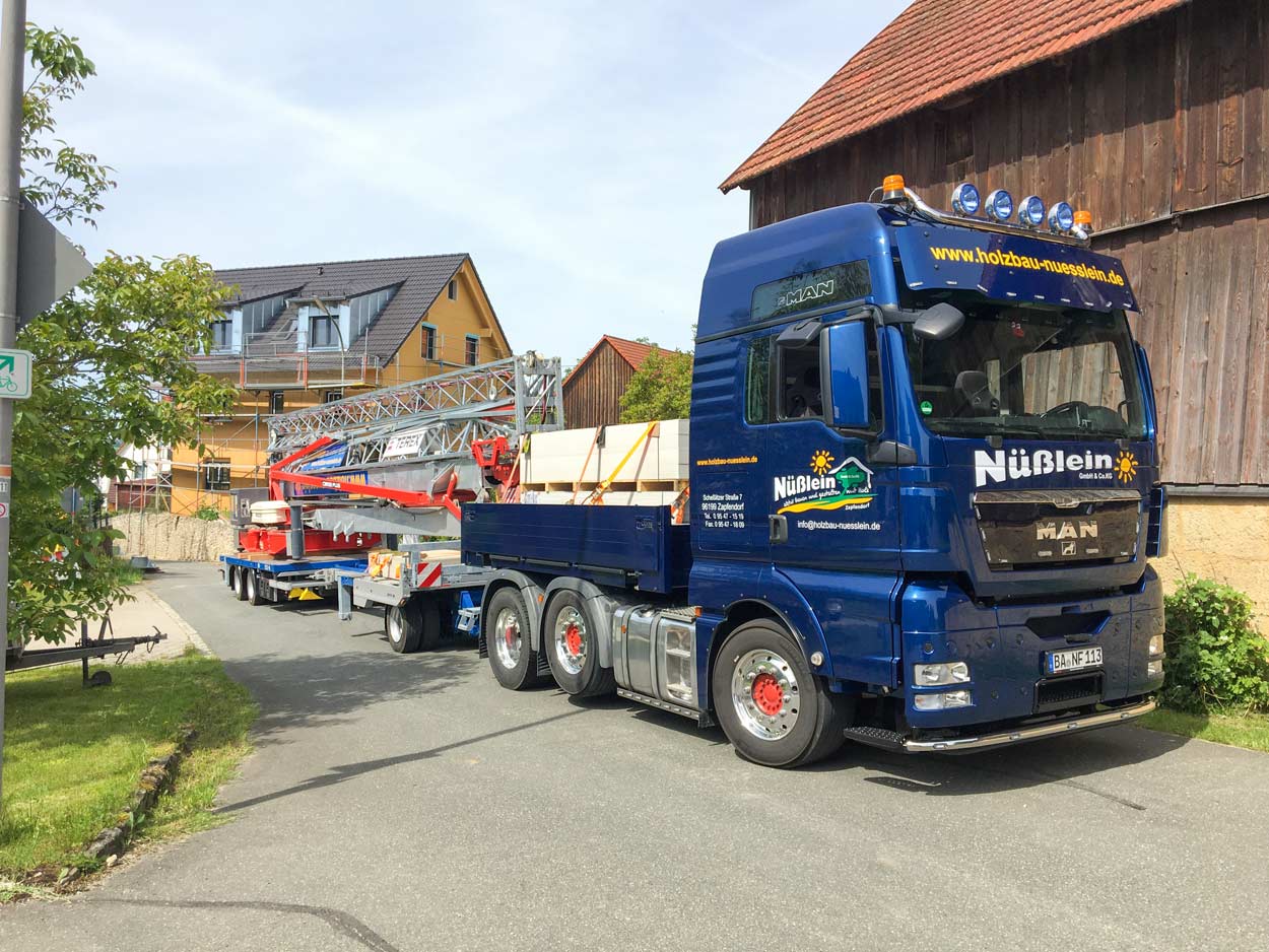 Dunkler LKW von Holzbau Nüßlein aus Zapfendorf bei Bamberg
