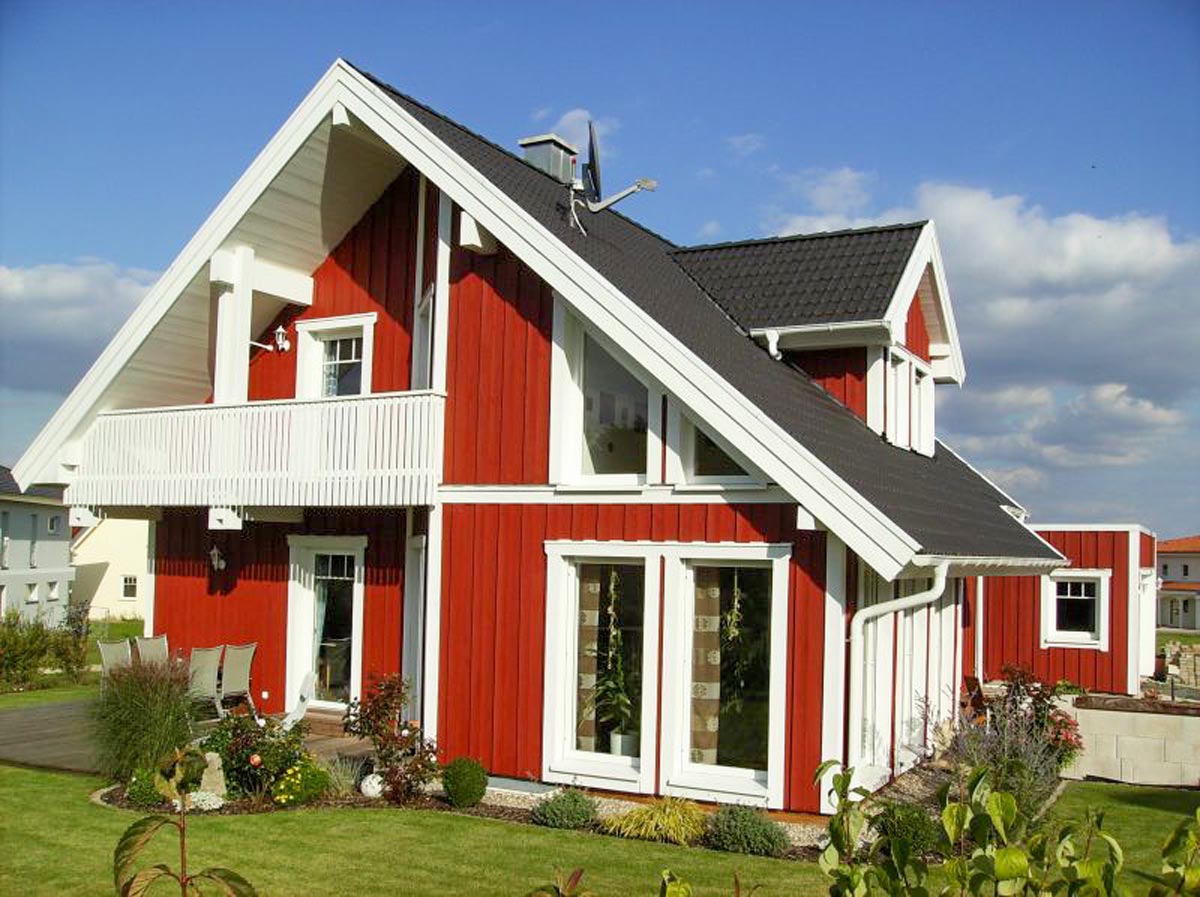 Modernes Holzhaus in rotem Holz von Holzbau Nüßlein aus Zapfendorf bei Bamberg