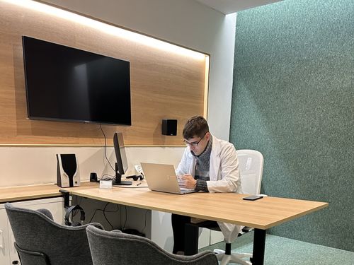 Sala de espera de centro auditivo SiOigo Alcalá de Henares