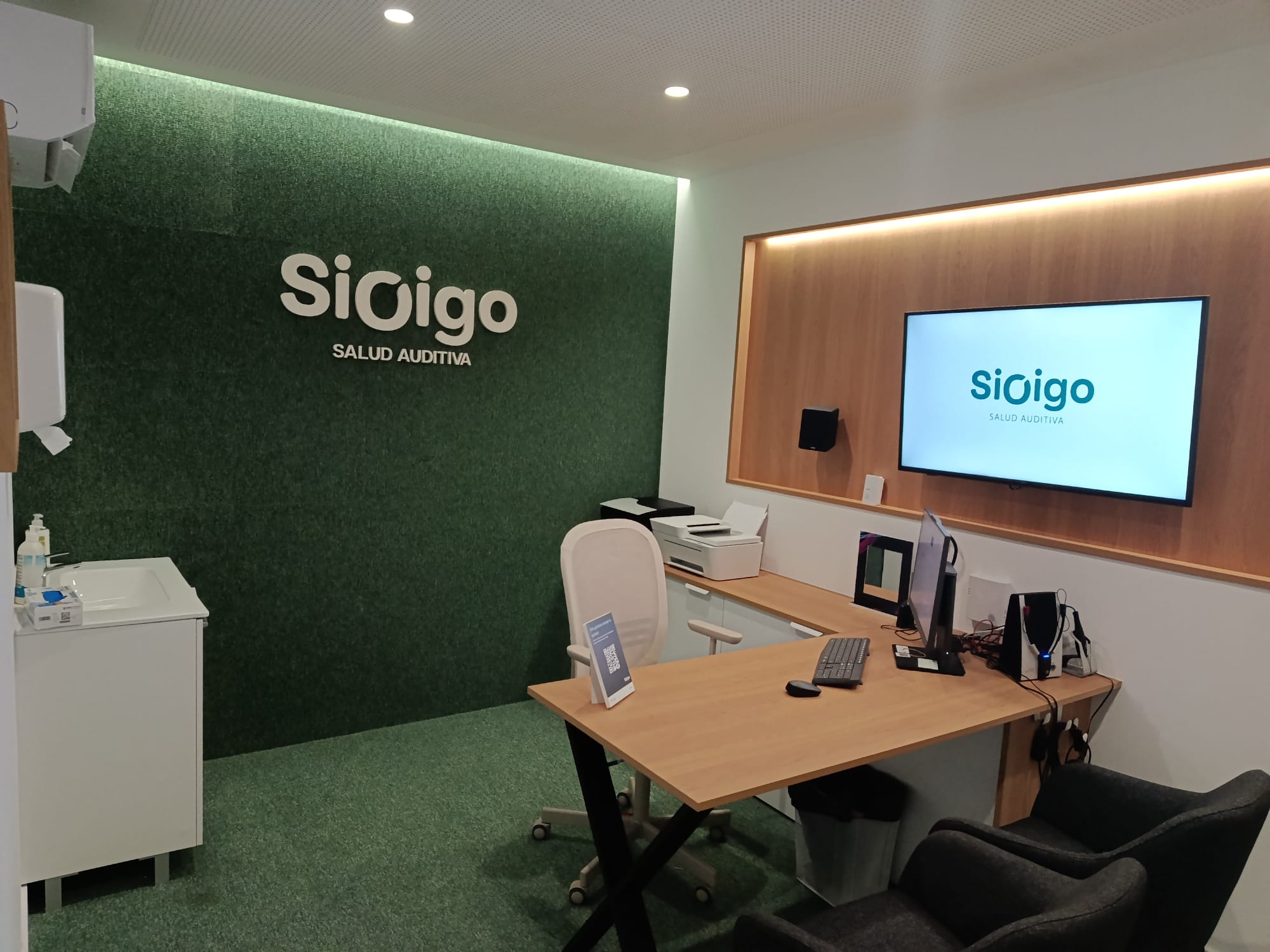 Sala de espera de centro auditivo SiOigo Alcalá de Henares