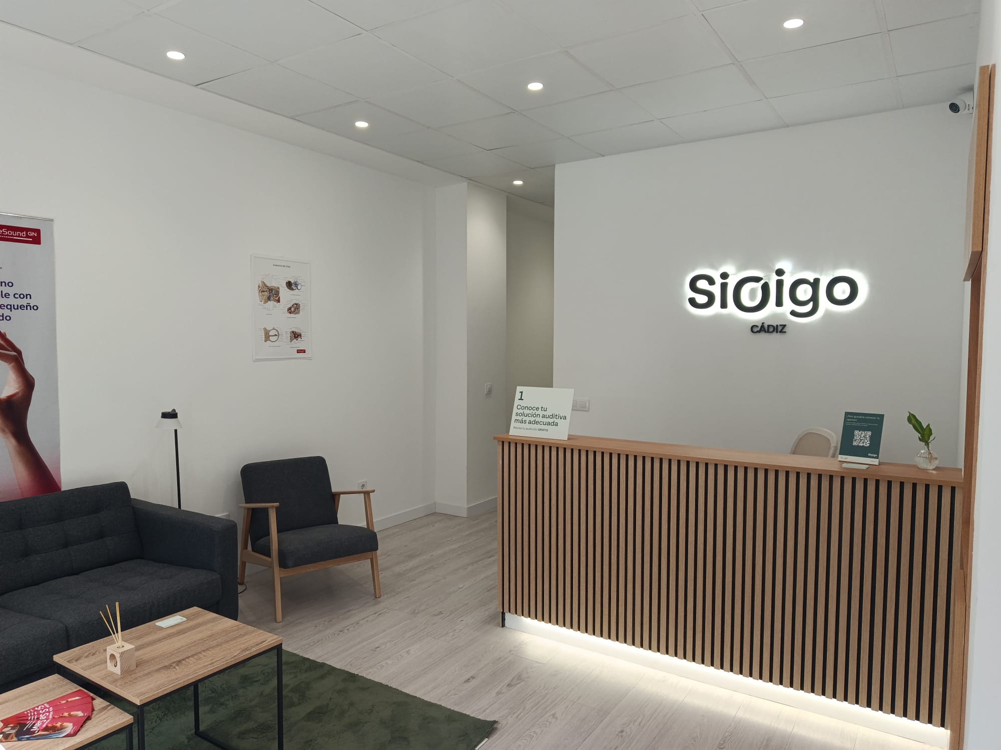 Sala de espera de centro auditivo SiOigo Alcalá de Henares