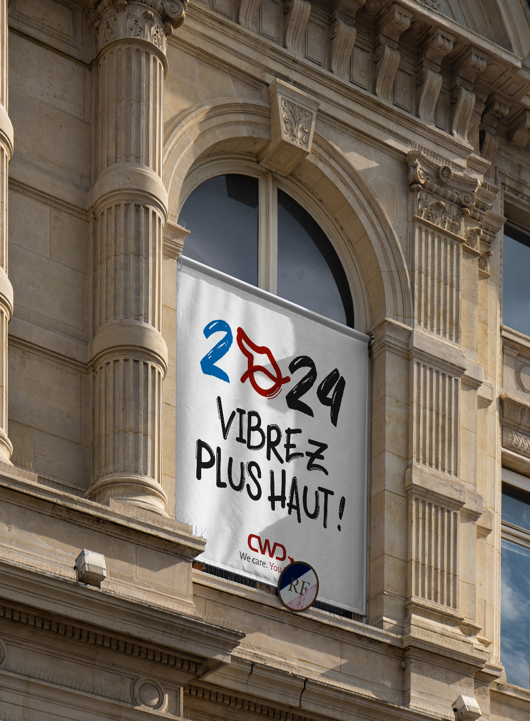 Banderole sur un batiment parisien mettant en avant le logo 2024 vibrez plus haut de CWD selllier