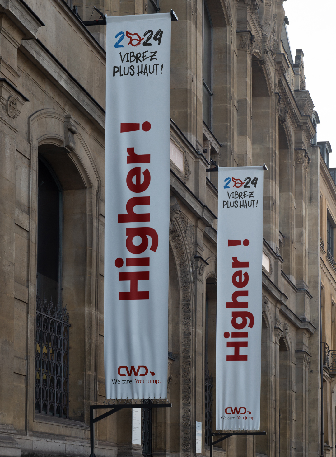 Drapeau sur une facade hausmanienne indiquant Higher, Paris 2024 CWD