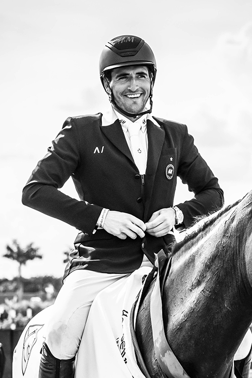 Photo de Nicola Philippaerts à cheval en noir et blanc

