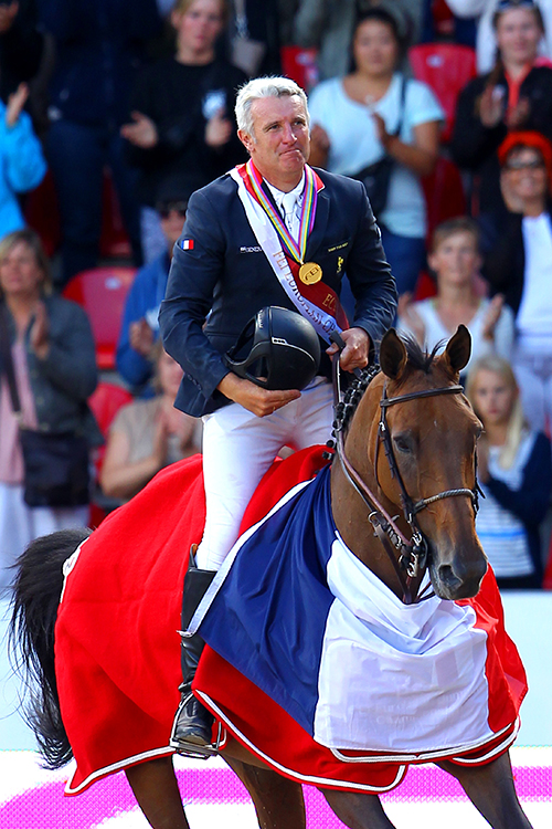 Roger-Yves Bost avec un drapeau de France sur son cheval