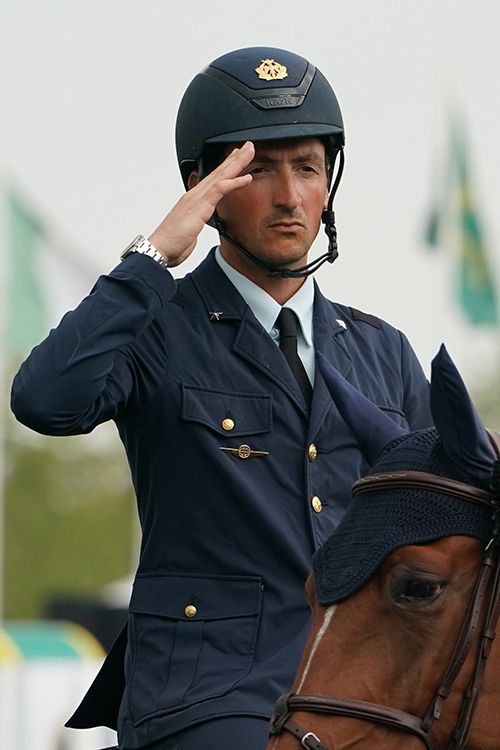 Lorenzo de Luca saluant sur son cheval