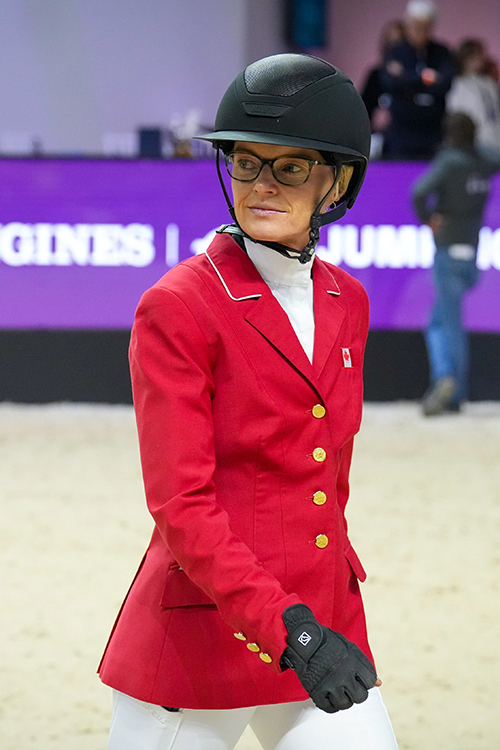 Erynn Ballard qui marche en tenue rouge CWD