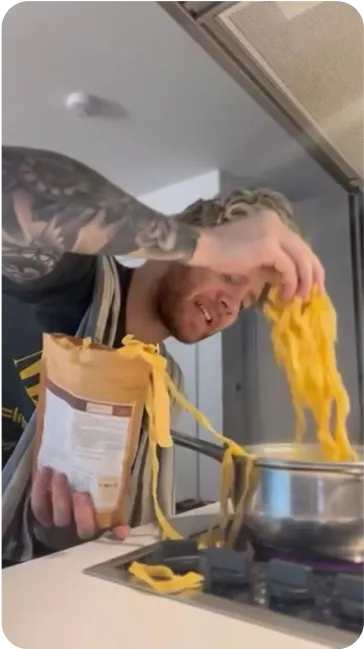 Man cooking spaghettis 