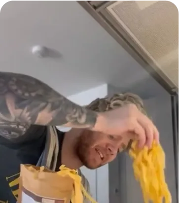 Man cooking spaghettis 