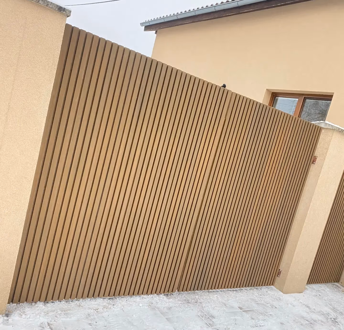 Plot a brána z WPC materiálu