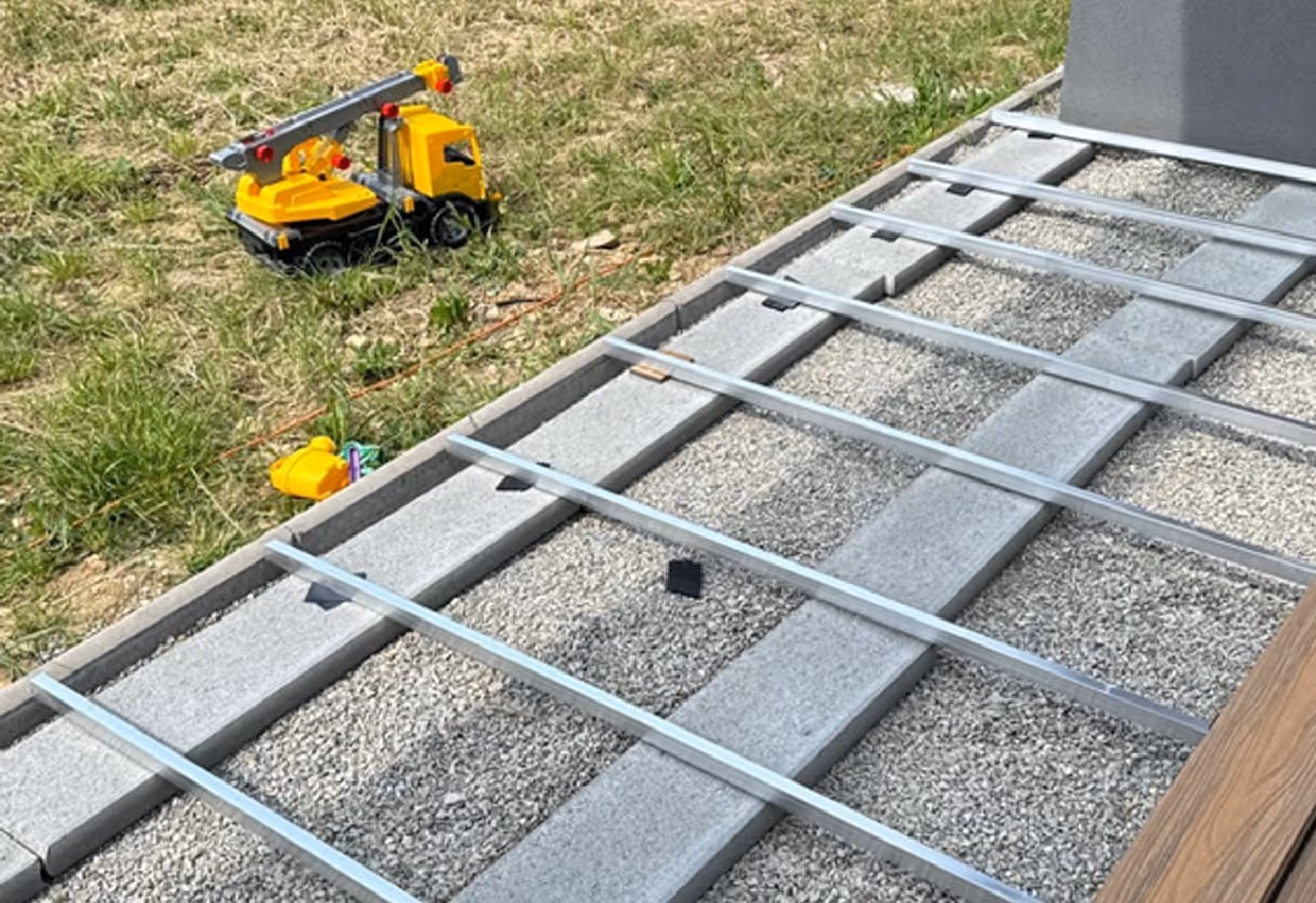 montáž wpc terasy, hliníkové hranoly