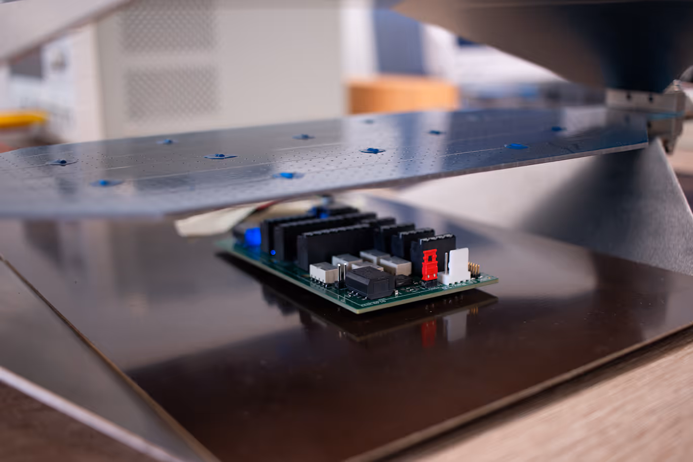 Ein elektronisches Bauteil auf einer Ablagevorrichtung