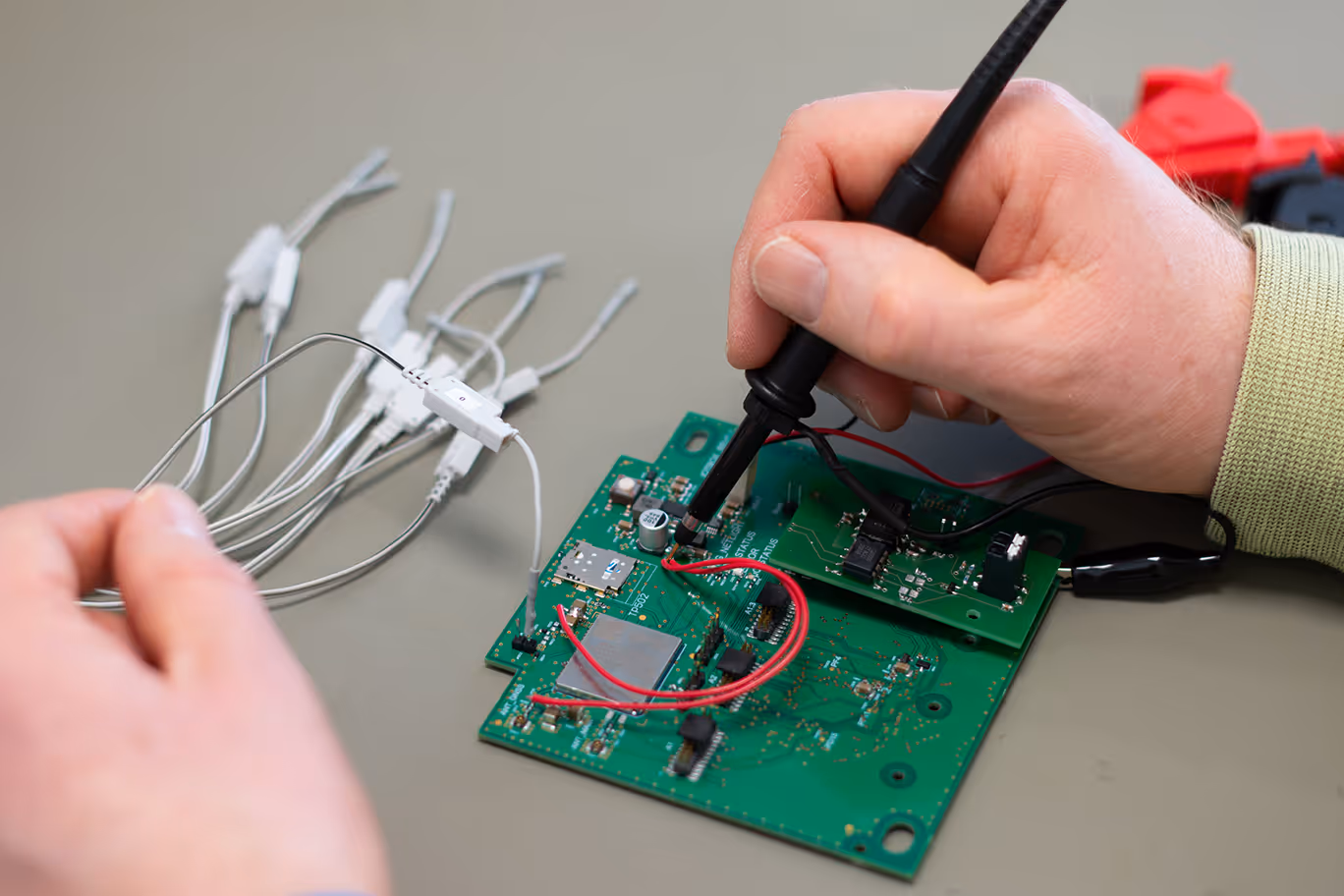 Ein elektronisches Bauteil wird getestet