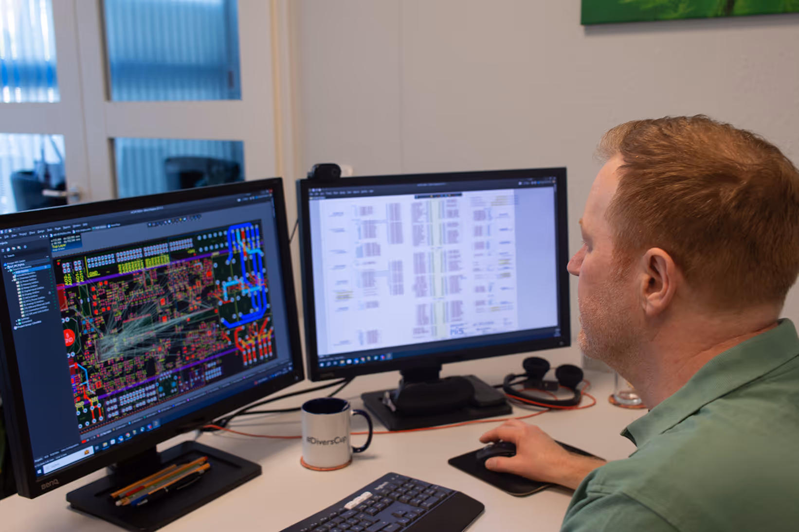 Torsten Krieger erklärt eine elektronische Zeichnung an einem Fernseher