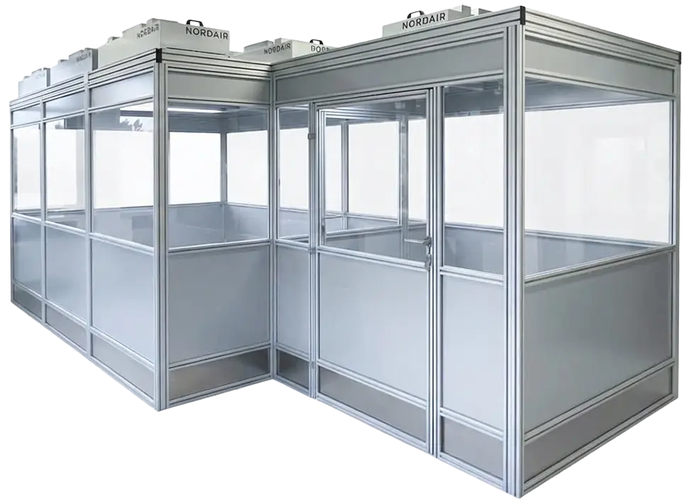 Eine realistische Darstellung einer Reinraumkabine in der Schrägansicht im echten Arbeitsumfeld. Die orange getönten Fenster, schützen den Innenraum zusätzlich effektiv.