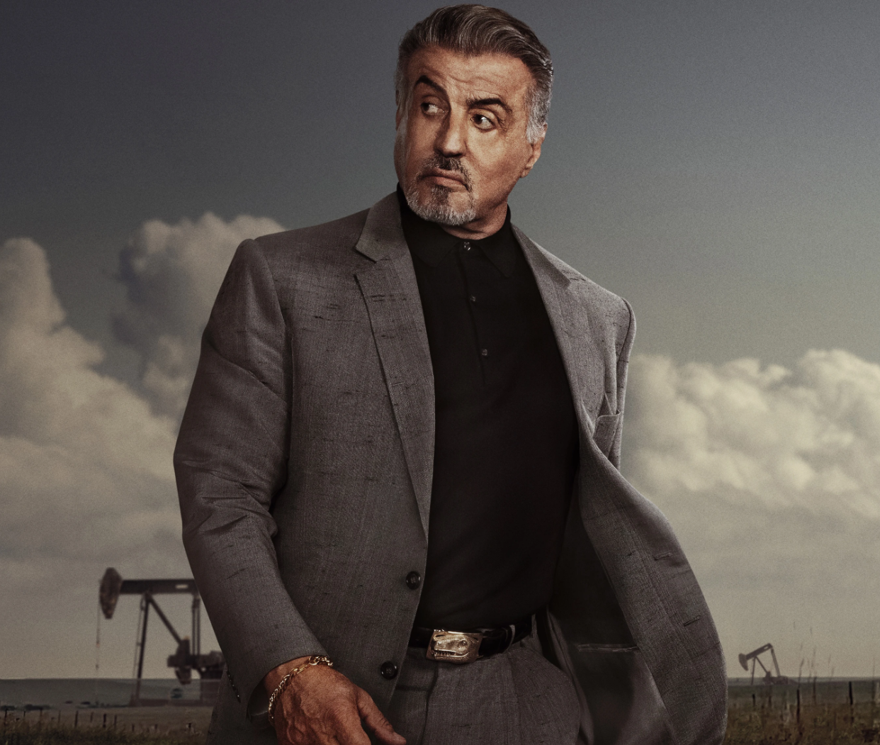 Ein Schwarz-Weiß-Design mit einer zentral platzierten Szene eines Filmsets, in der ein Kameramann auf einem Holzhocker sitzt und eine Kamera justiert, während das Team um ihn herum arbeitet. Darüber steht „WIR SIND“ mit funkelnden Symbolen, darunter die Begriffe „IDEEN“, „DETAILS“, „REALISATION“ und „KREATIV“.