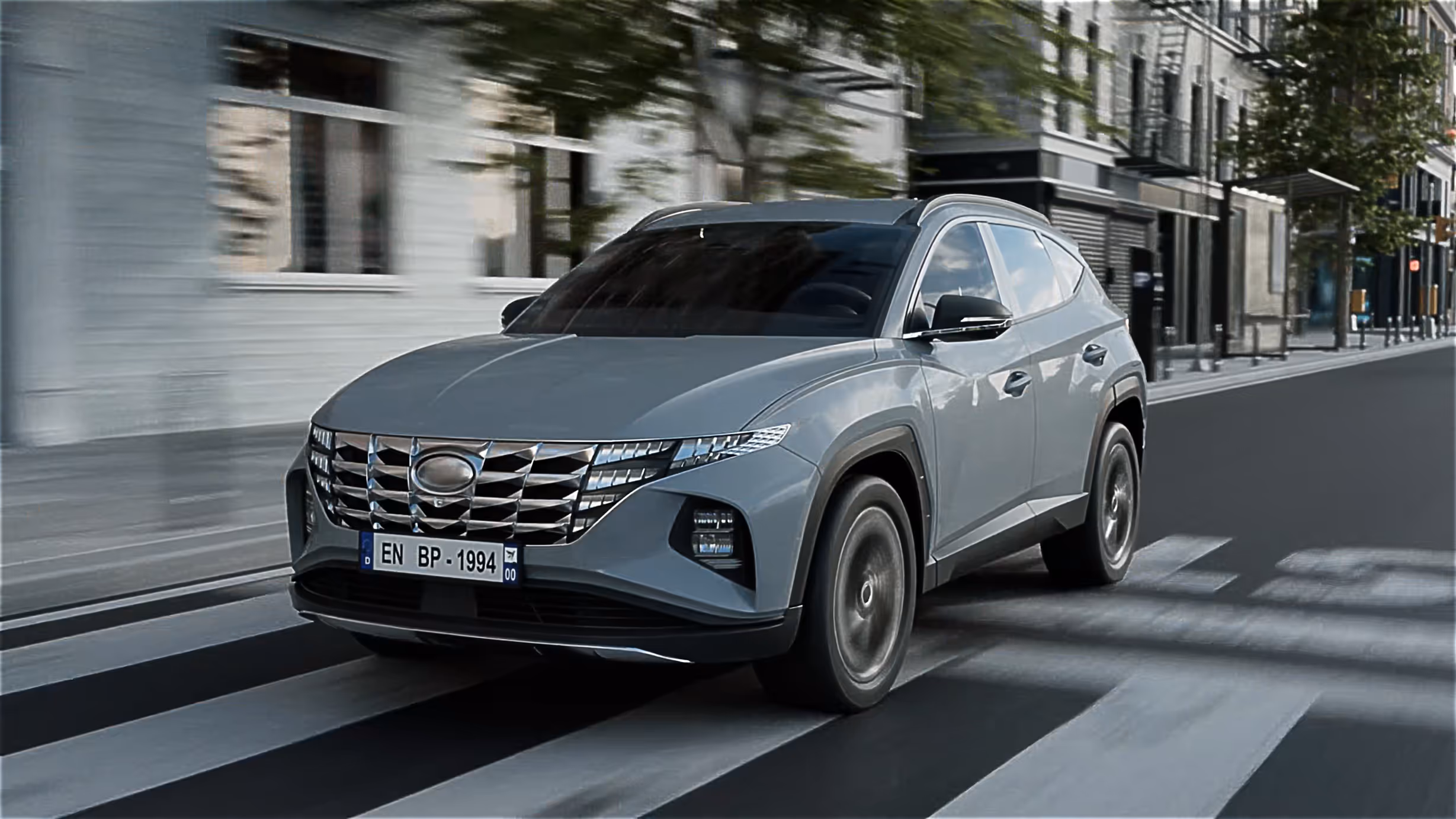 Eine farbenfrohe Cartoon-Illustration von sechs Personen mit verschränkten Armen vor einem modernen Gebäude mit Bayer-Logo, umgeben von Berliner Wahrzeichen wie dem Fernsehturm und dem Brandenburger Tor.