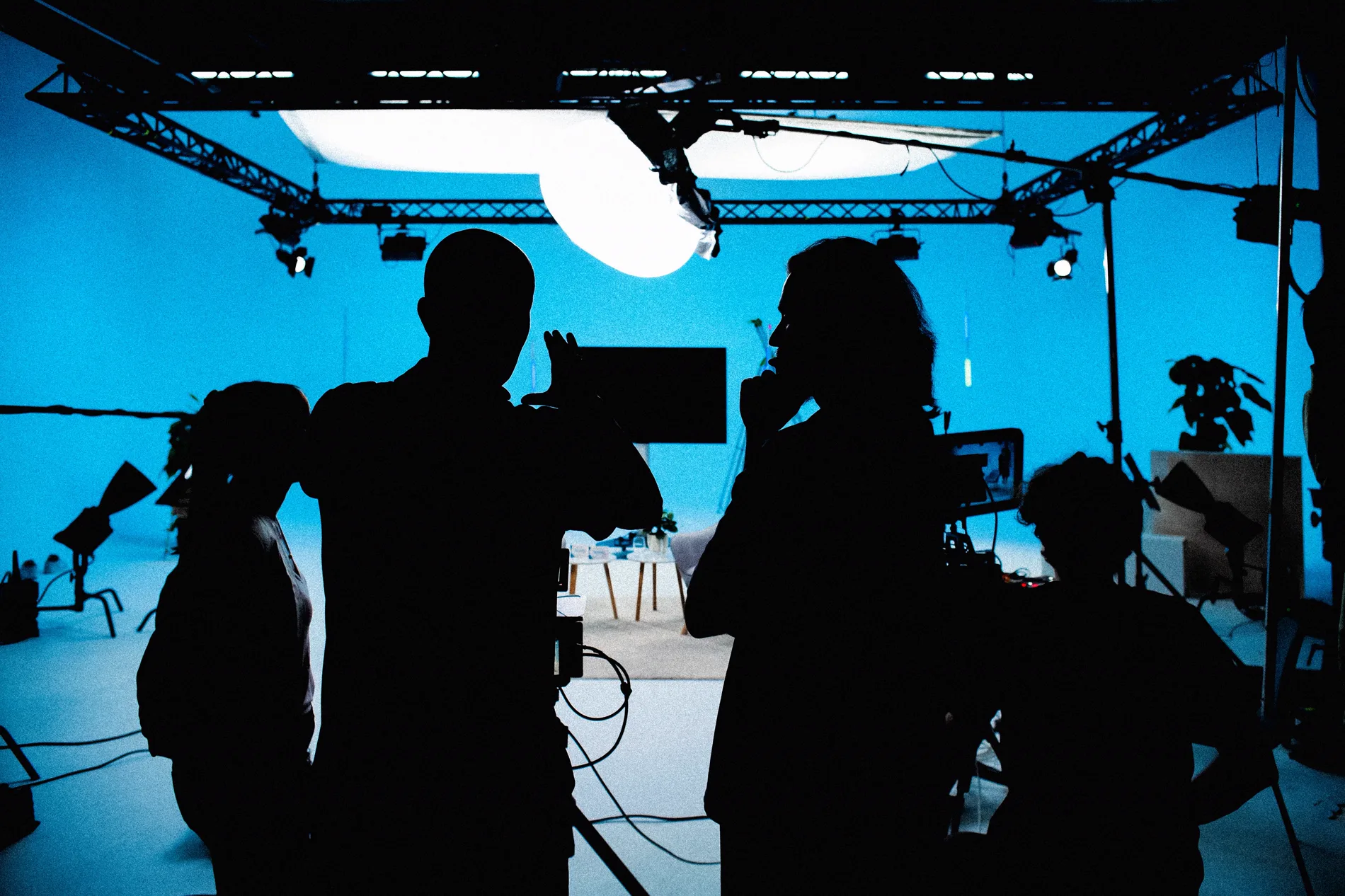 Silhouetten unseres Teams im Studio bei der Besprechung einer Einstellung