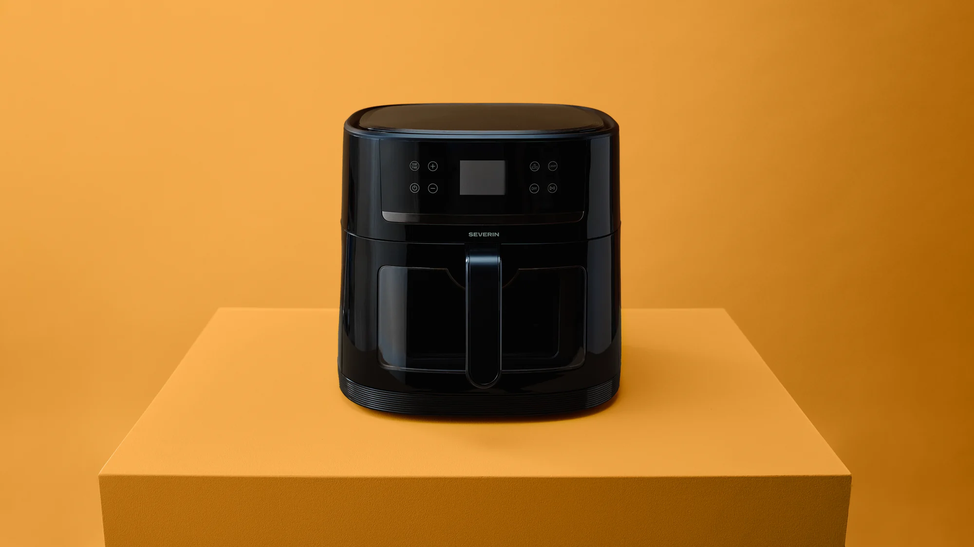 SEVERIN AI-Fryer auf einem Podest vor orangem Hintergrund