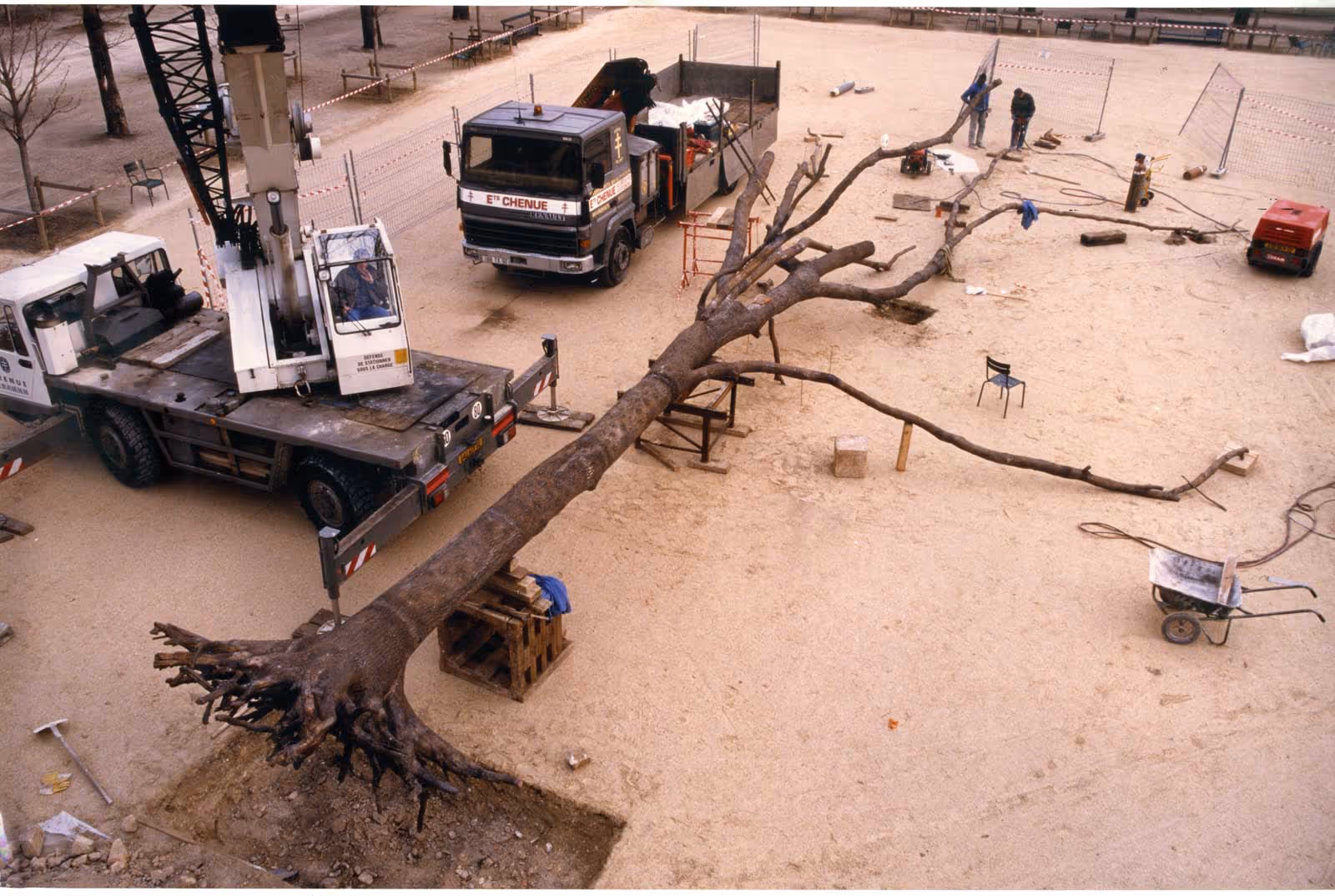 Giuseppe Penone, installation in Paris. Courtesy Fonderia Artistica Battaglia Archives