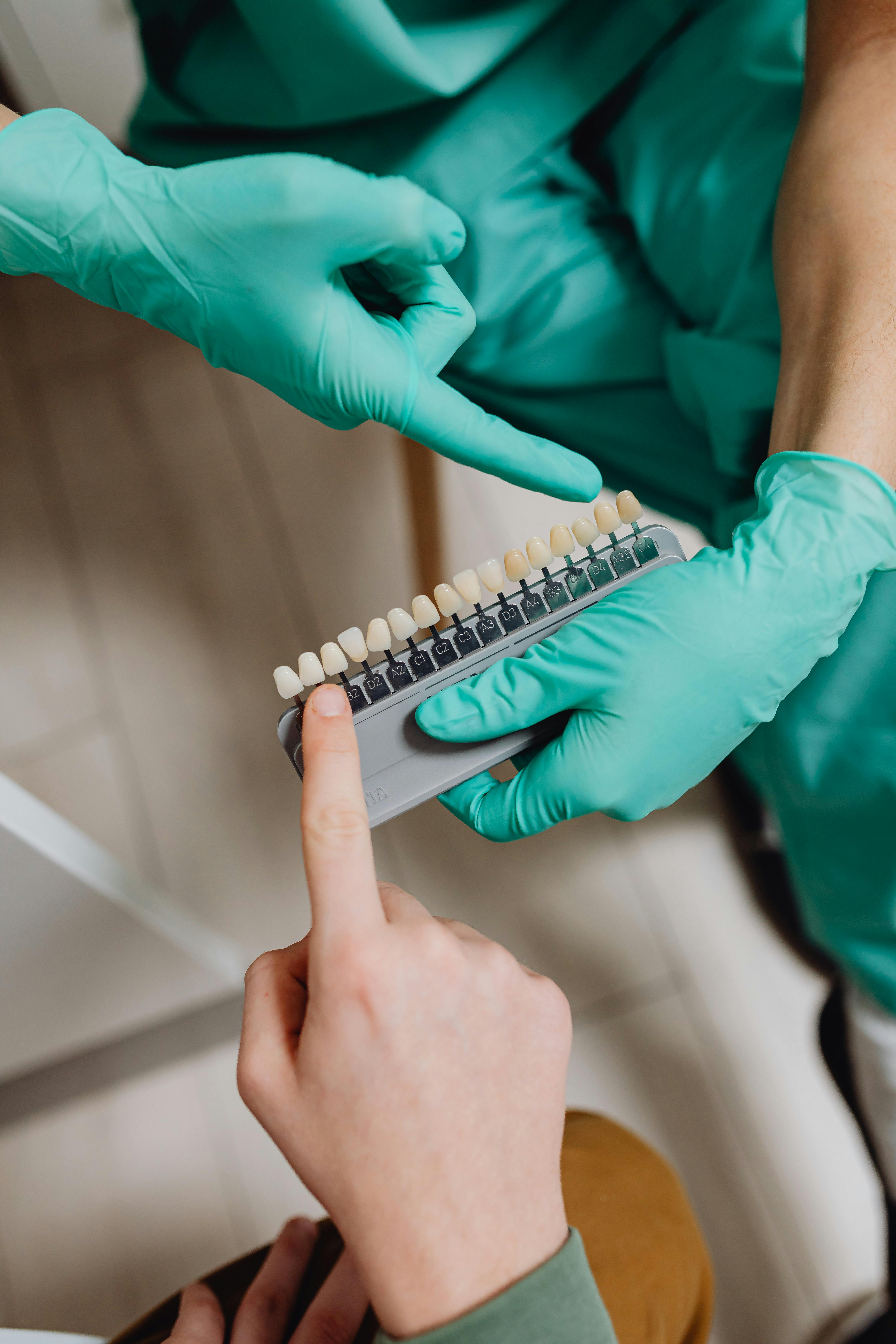 duas mãos a apontar para escala de cores