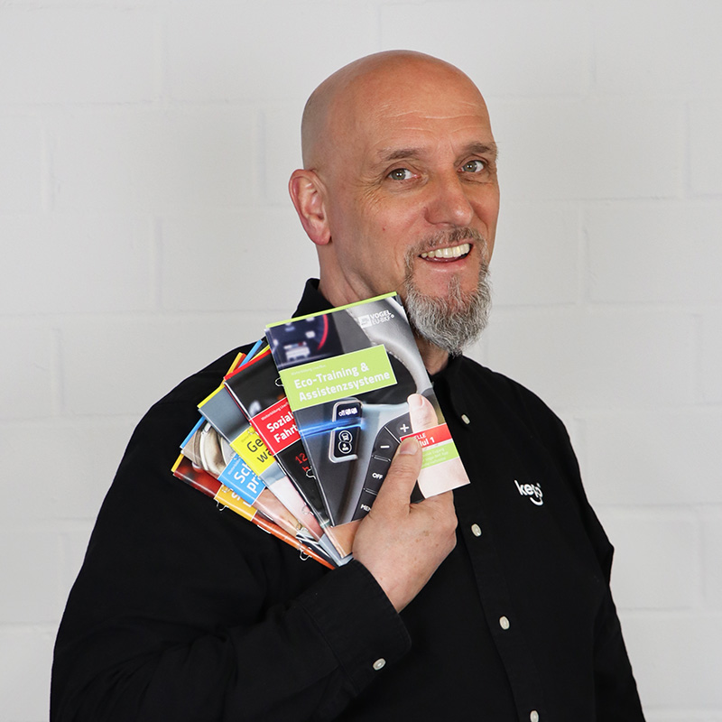Porträt von Franjo Buchberger, der Magazine in der Hand hält