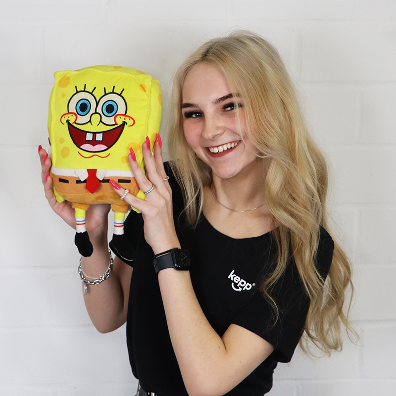 Porträt von Kathrin Slomczewski mit einem Spongebob-Kuscheltier in der Hand